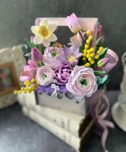 Цветы ручной работы в ящике